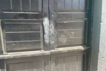 Un joven con capucha intenta forzar sin éxito la puerta del templo y varios negocios de Los Llanos de Telde/TA.